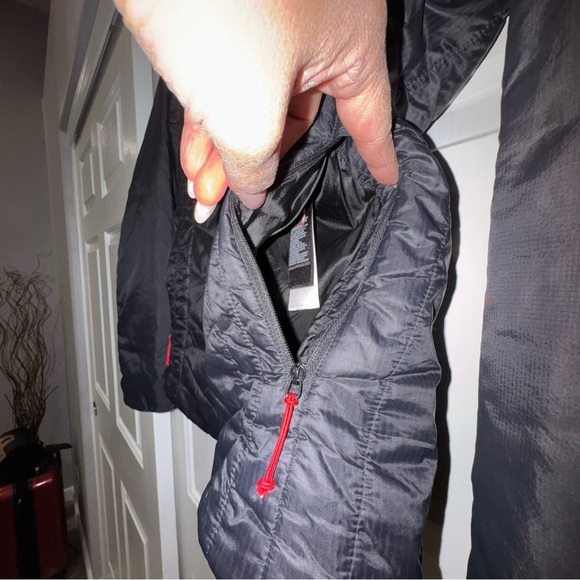 The North Face Black Ski Jacket with Quilted Design and Hood - Picture 5 of 15